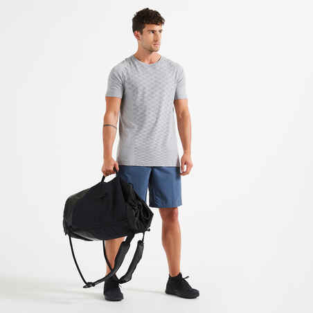 Hombre casual con mochila deporte fitness trekking y concepto de
