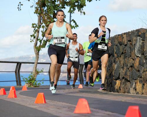 uczestnicy maratonu biegnący w odzieży do biegania 