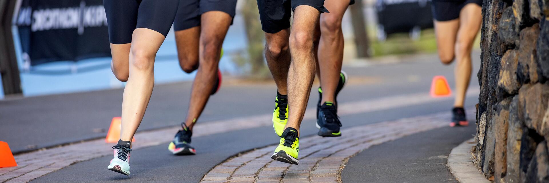 Ludzie w odzieży i obuwiu sportowym biegnący w ultramaratonie