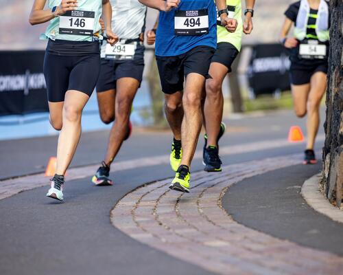 Zawodnicy biegnący w ultramaratonie w butach do biegania