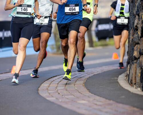 Ludzie w odzieży i obuwiu sportowym biegnący w ultramaratonie