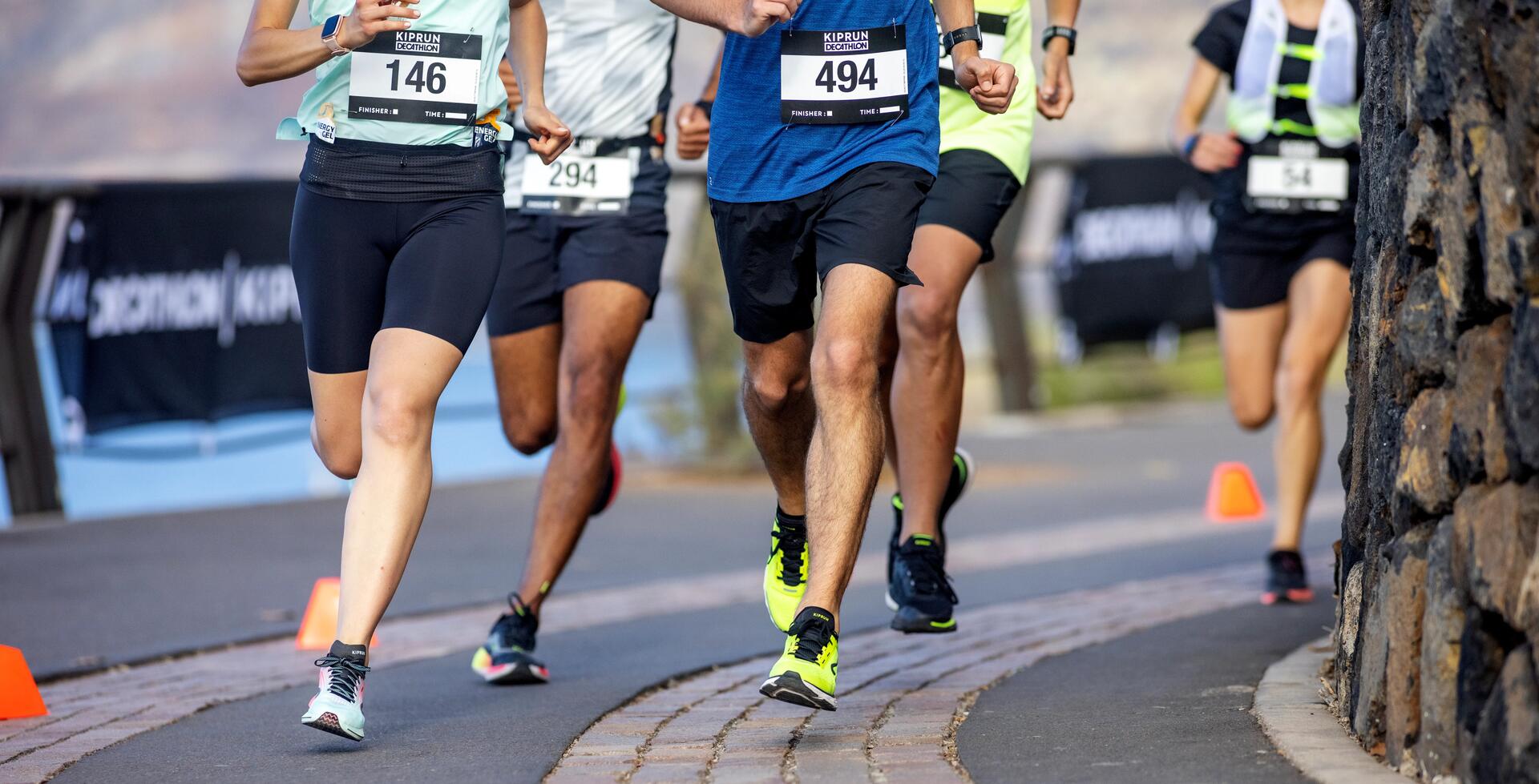 zawodnicy biegnący w maratonie w butach do biegania