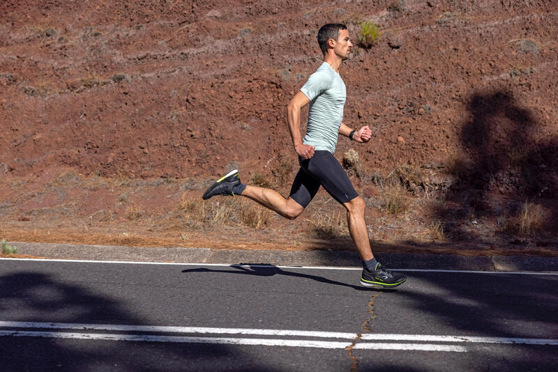 CALÇÕES JUSTOS CORRIDA KIPRUN HOMEM PRETO