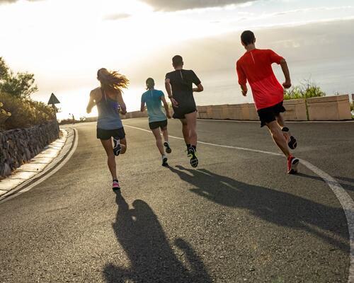 Sportowcy biorący udział w maratonie w butach treningowych