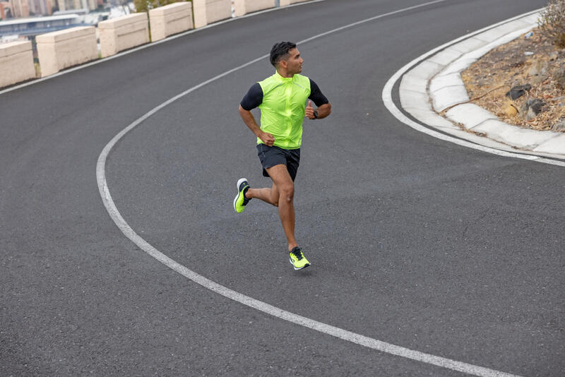 Şort cu spații de depozitare Alergare Kiprun Marathon Negru Bărbaţi 