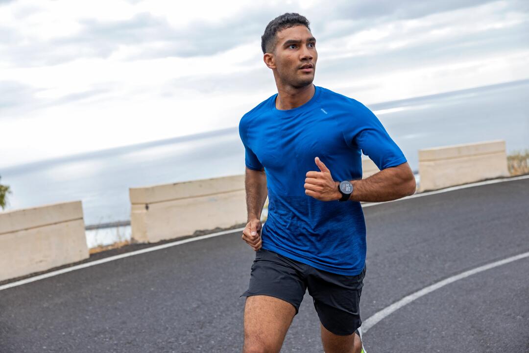 Detalle de polera run dry plus por la espalda