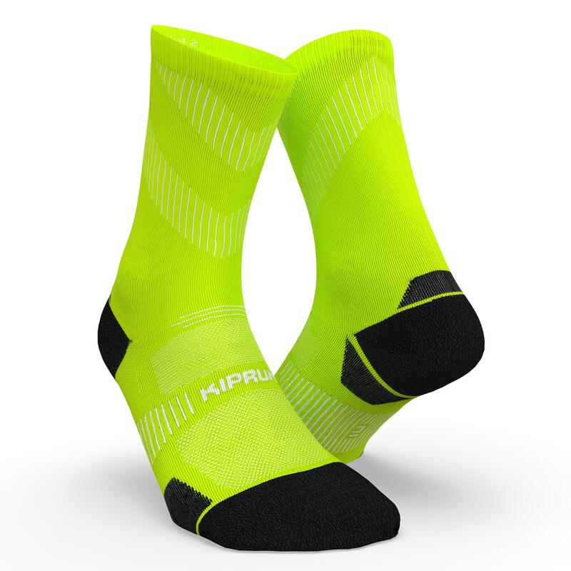 Vysoké běžecké ponožky tenké RUN900 žluté 