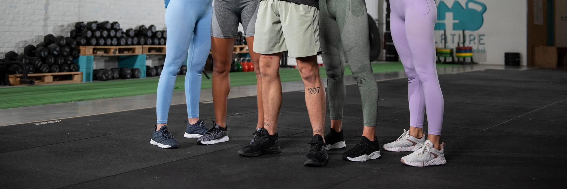Personen stehen im Fitnessstudio mit passenden Schuhen