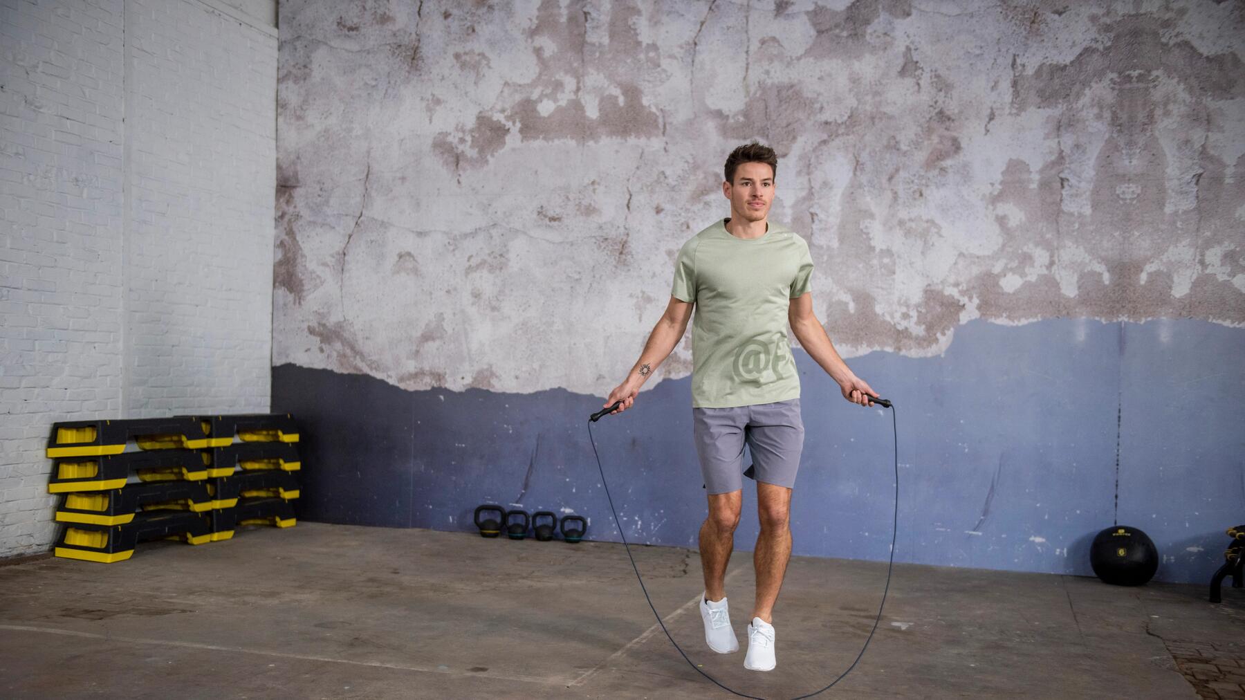 Mężczyzna w stroju fitness uczący się jak poprawnie skakać na skakance