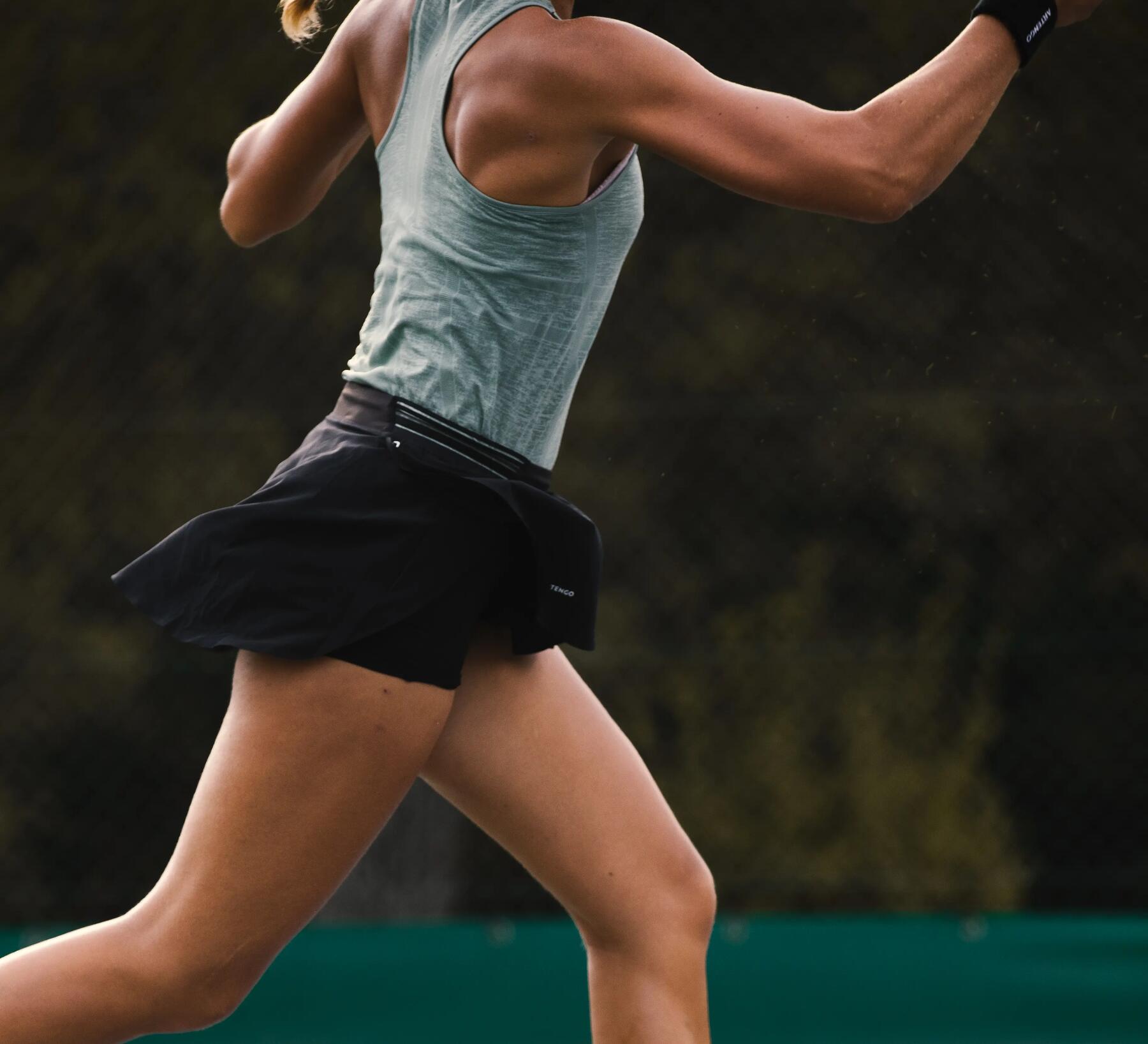kobieta w stroju do gry w tenisa ziemnego