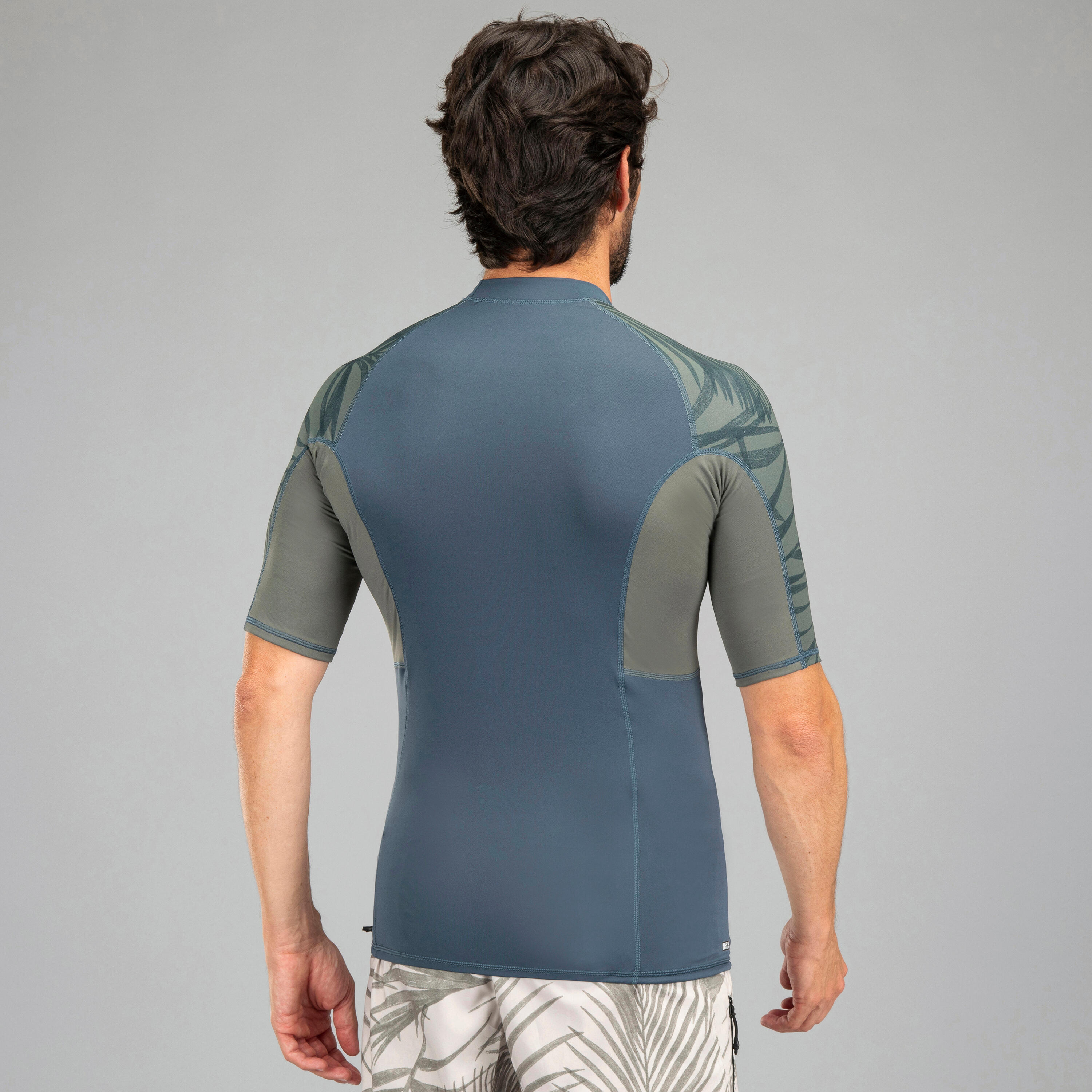 Men's surfing short-sleeved UV-protection T-shirt - 500 grey khaki 5/8