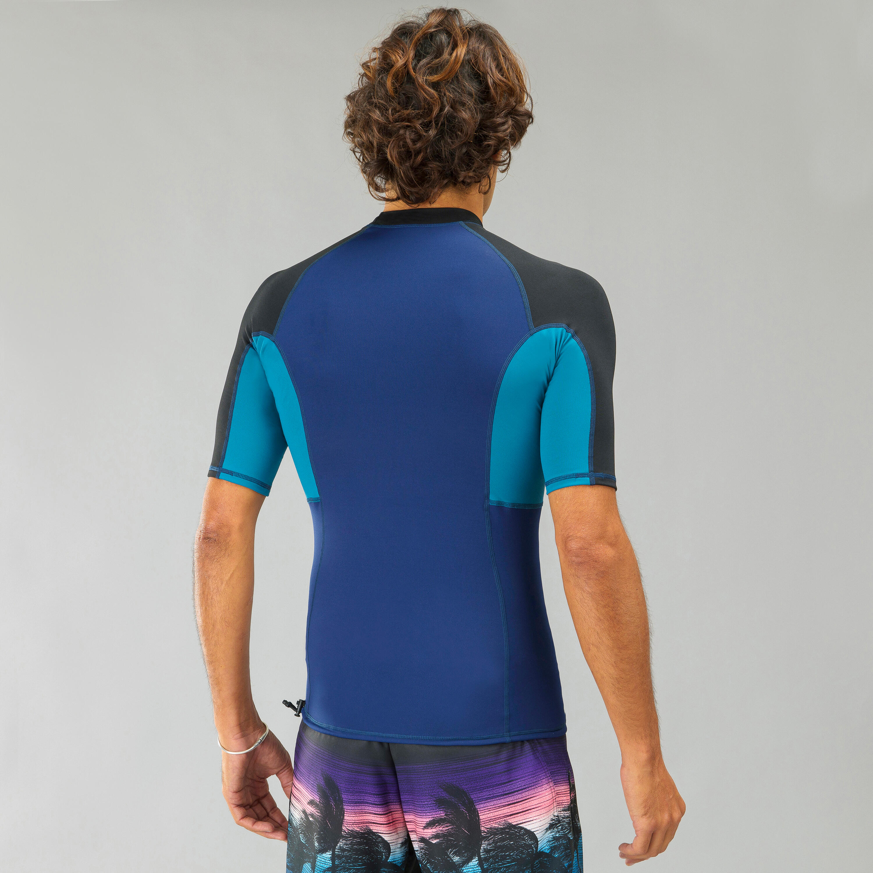 DECATHLON Pánske tričko 500 s UV ochranou na surf krátky rukáv modré XS · záber 5