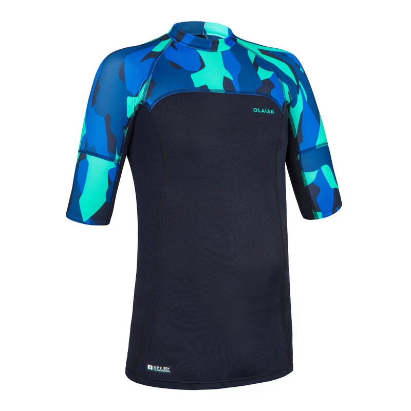 Surfrashguard met korte mouwen voor jongens 500 zwart/blauw met camouflageprint