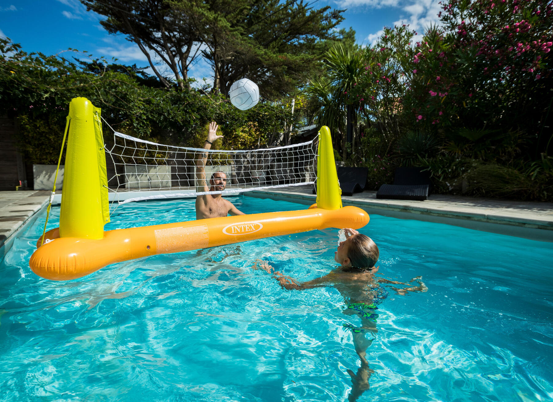 jogar voleibol aquático na piscina