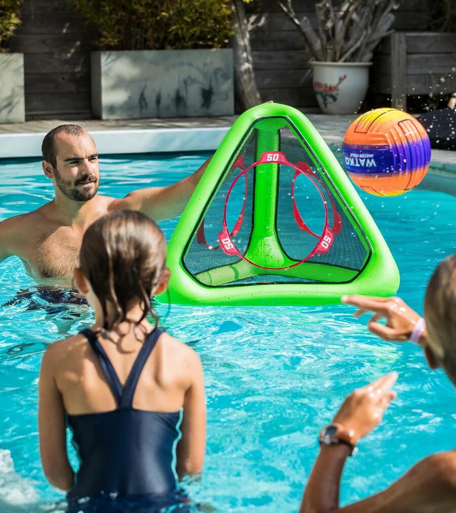 família a jogar na piscina com alvo insuflável