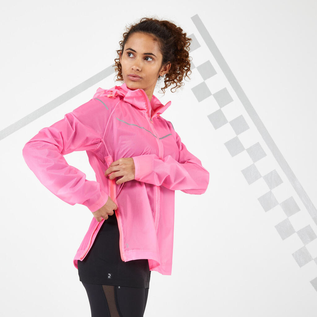 CHAQUETA IMPERMEABLE RUNNING MUJER KIPRUN LIGHT ROSADO