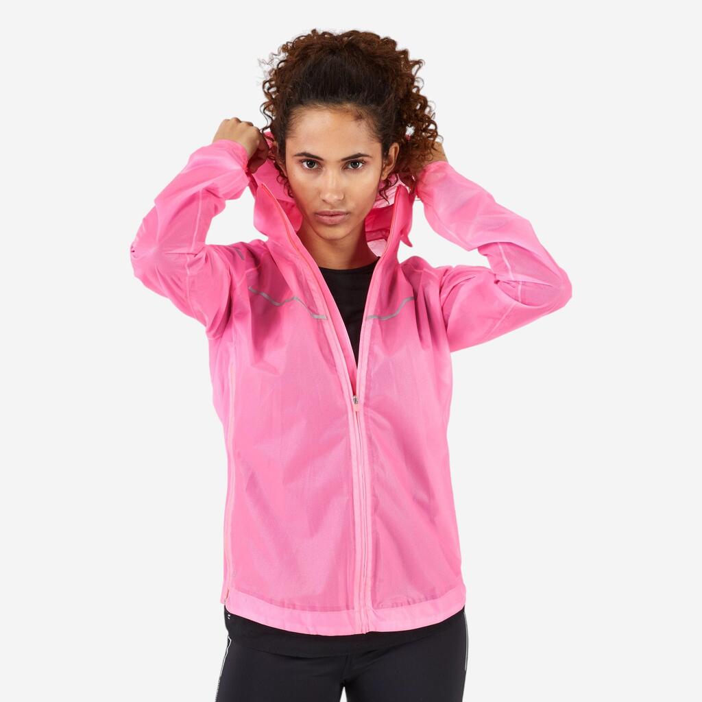 CHAQUETA IMPERMEABLE RUNNING MUJER KIPRUN LIGHT ROSADO