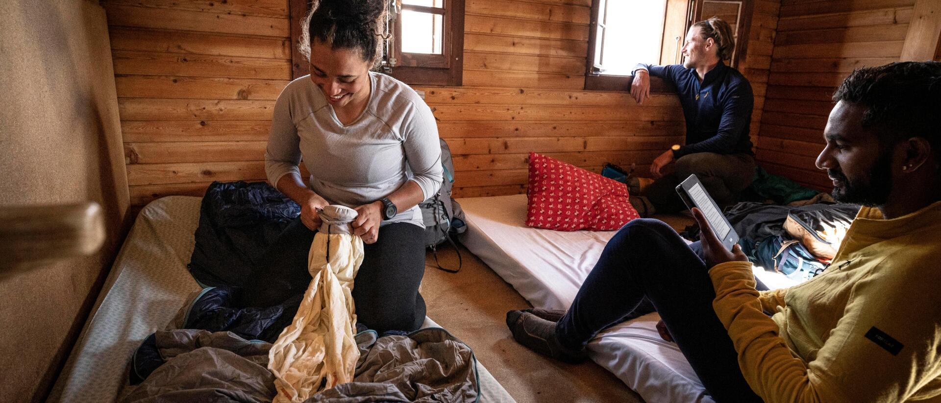a pehelytöltetű hálózsák hajtogatása elrendezése mosása tárolása