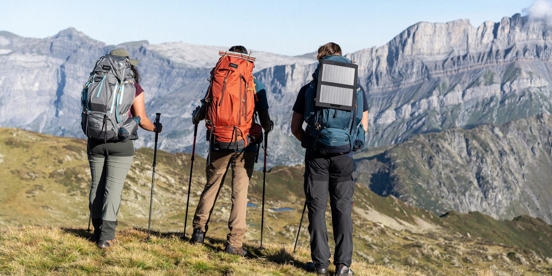 Zawodnik i psycholog sportu rozmawiający podczas wyjścia w góry ze sprzętem trekkingowym