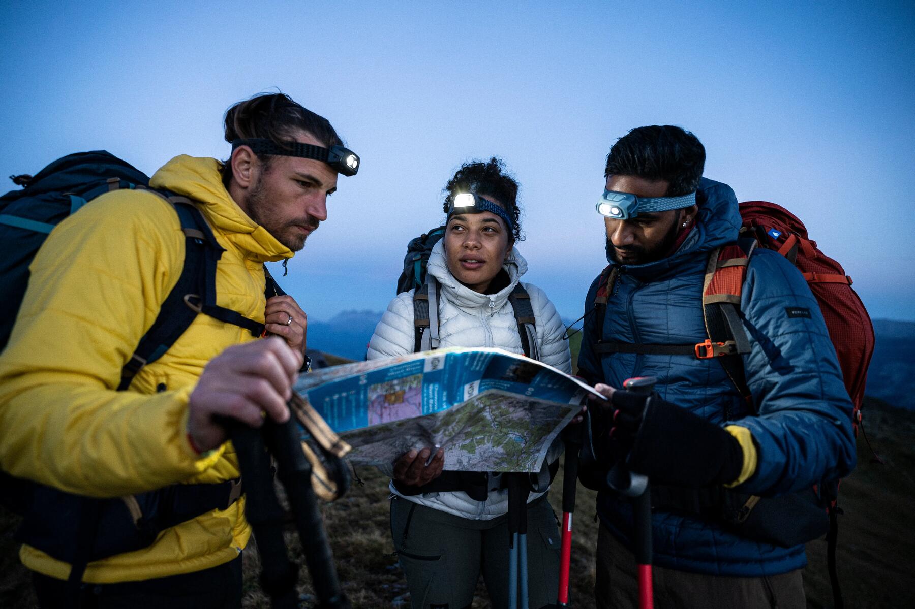 amigos haciendo ruta de trekking