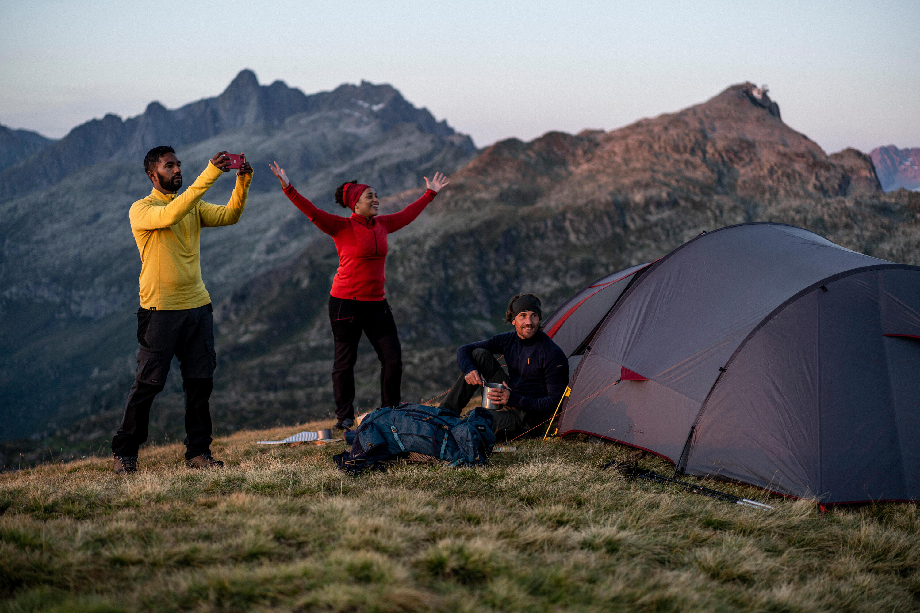 Tunnel trekking tent - 4-person - MT900  3/16