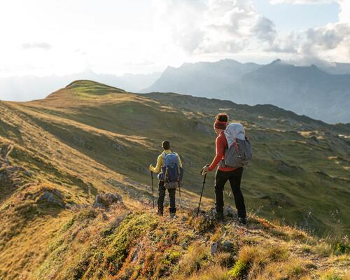 Jak chodzić z kijkami trekkingowymi po górach? Poprawny chód
