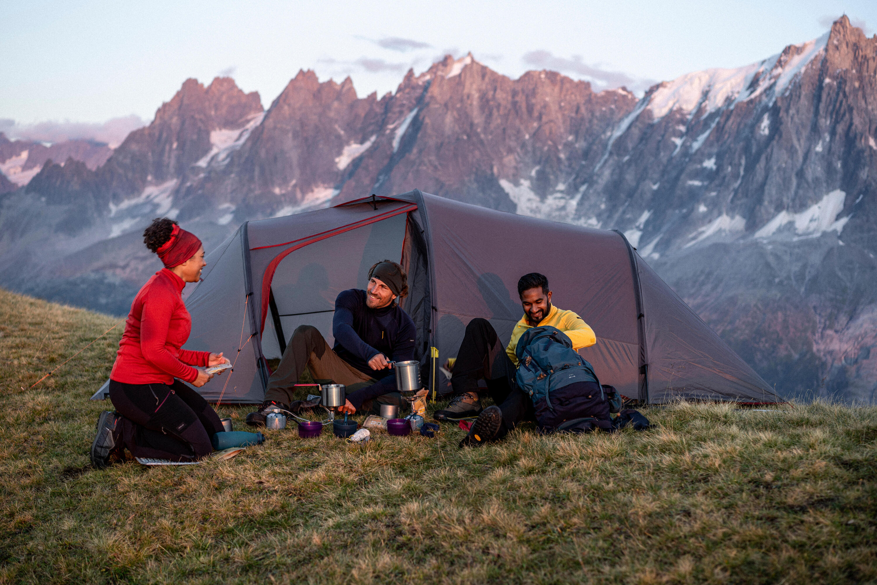 Tunnel trekking tent - 4-person - MT900  2/16