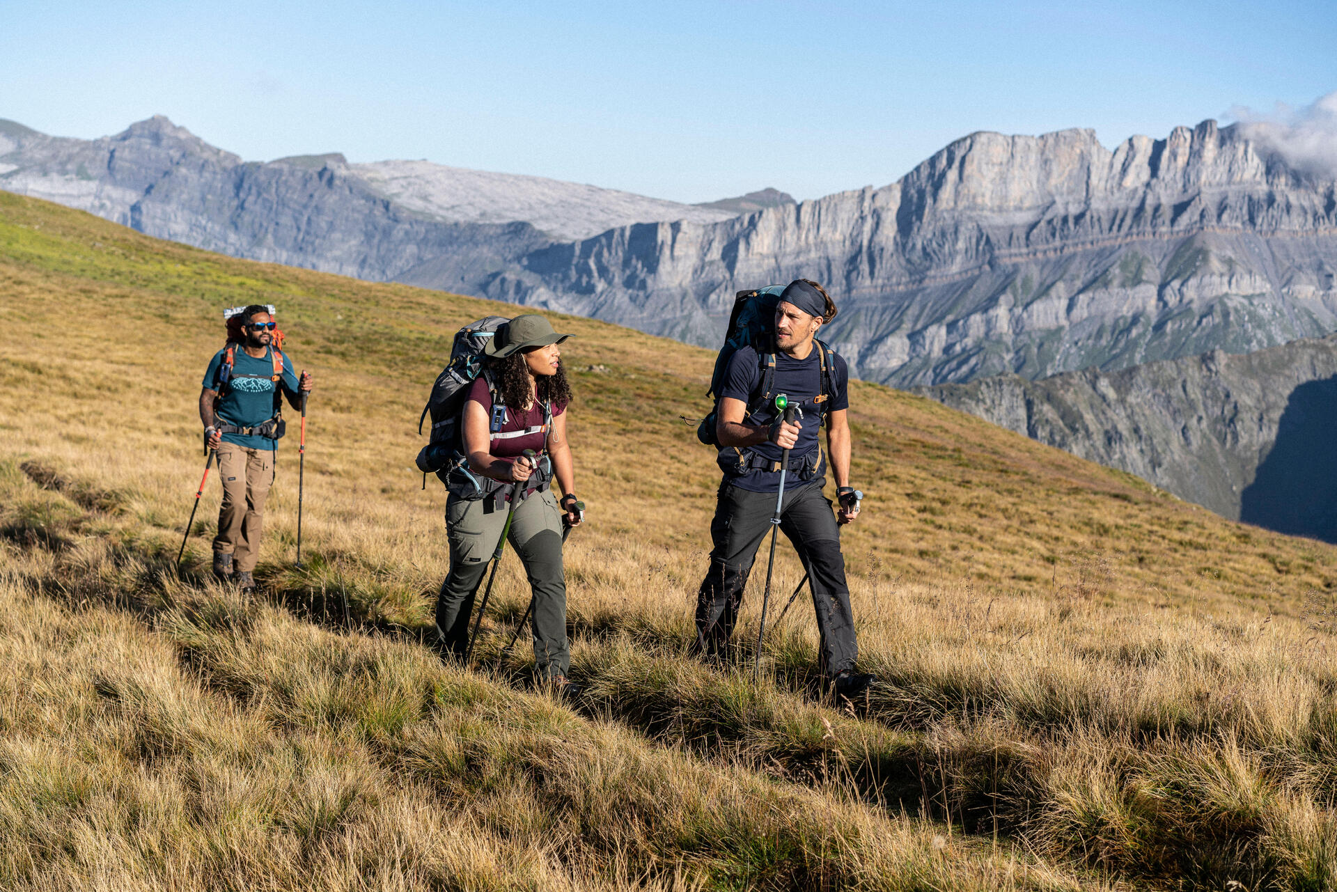Ludzie wędrujący z kijkami trekkingowymi po górach