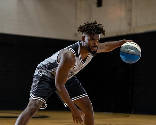 Travailler sa main faible au basket