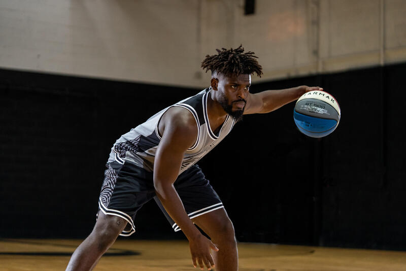 Travailler sa main faible au basket