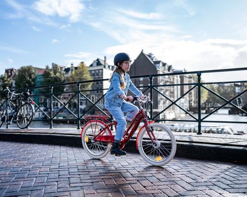 與孩子一起在城市中騎自行車