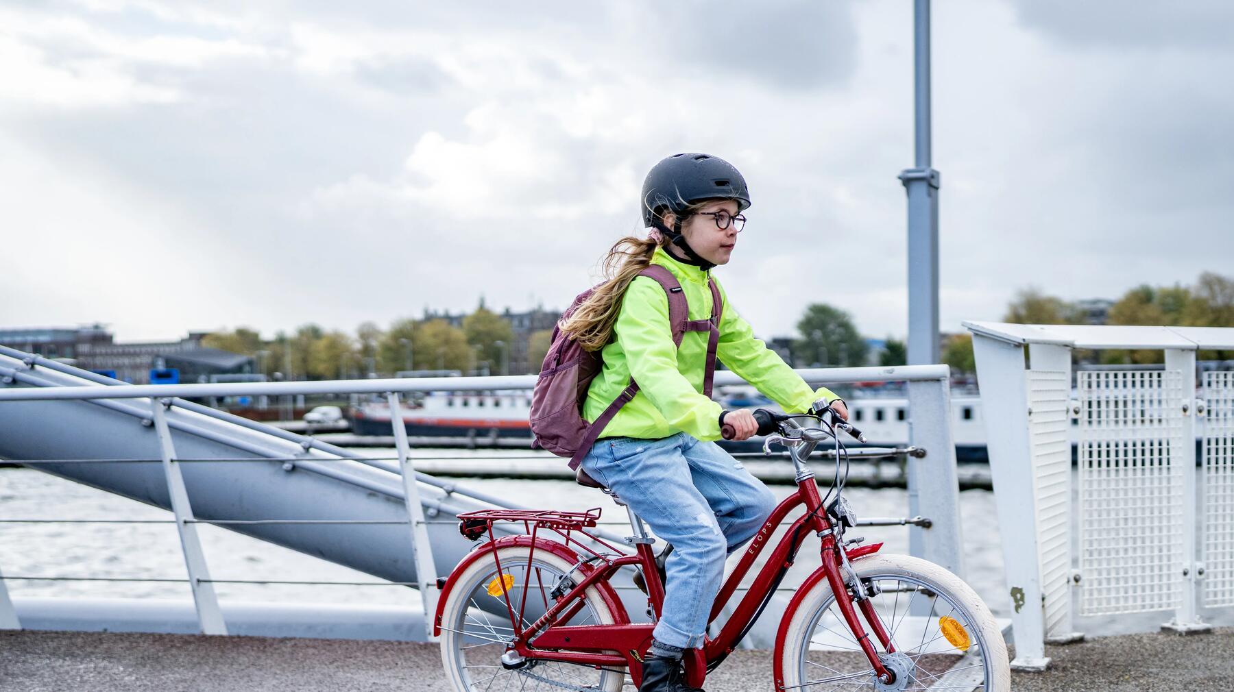 bambino sicurezza in bici gilet fluo visibilità in città