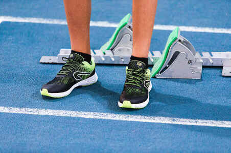 Zapatillas running y atletismo Niños AT 500 Kiprun fast negro