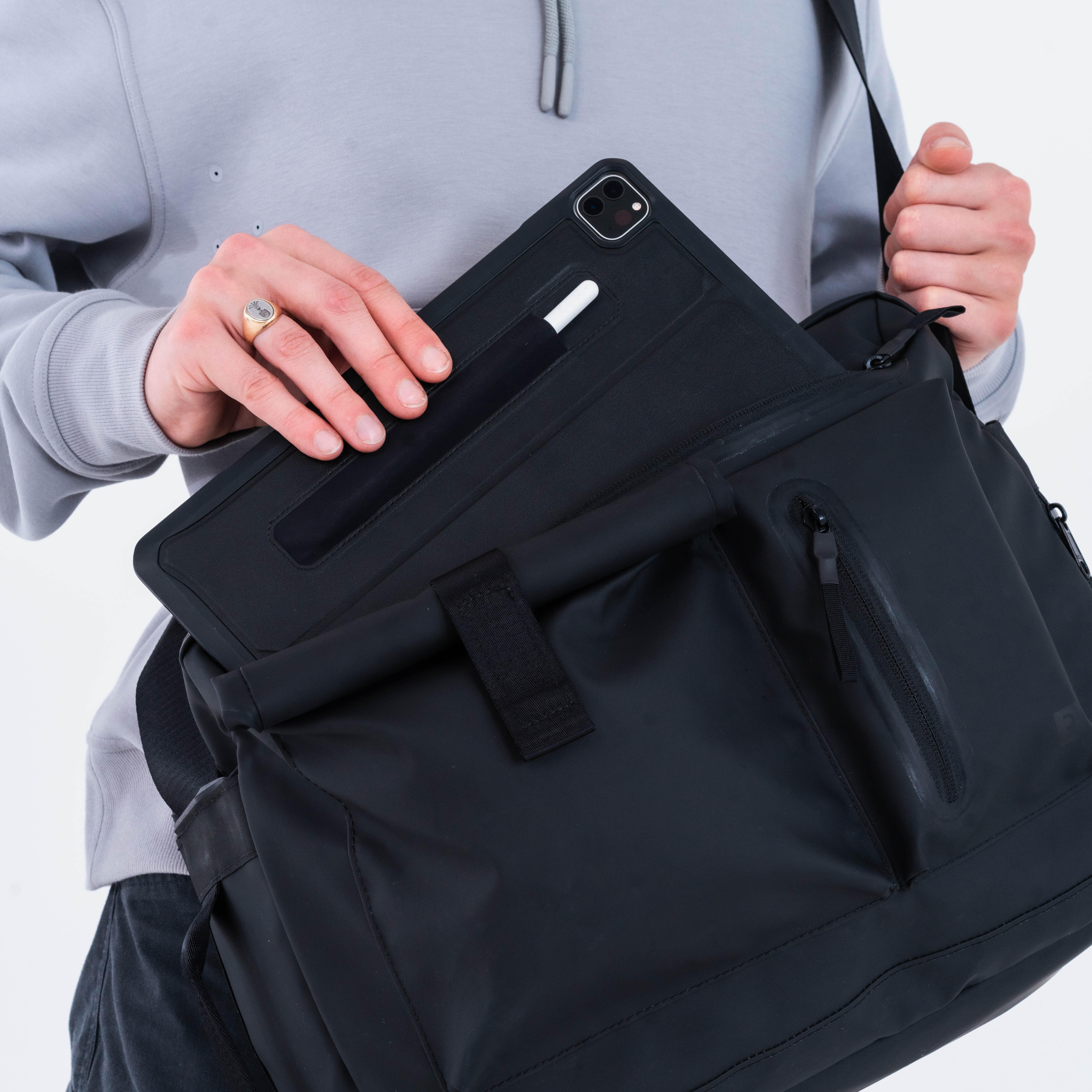 BESACE SAC A DOS MARCHE URBAINE ACTIV MBLTY BACKENGER 20L NOIR Decathlon