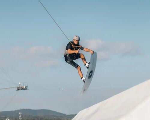 Mężczyzna uprawiający wakeboarding w jednym z najlepszych wakeparków 