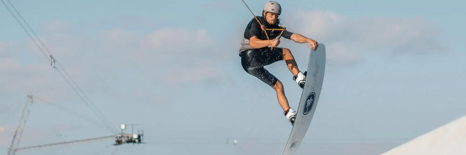 Mężczyzna uprawiający wakeboarding w jednym z najlepszych wakeparków