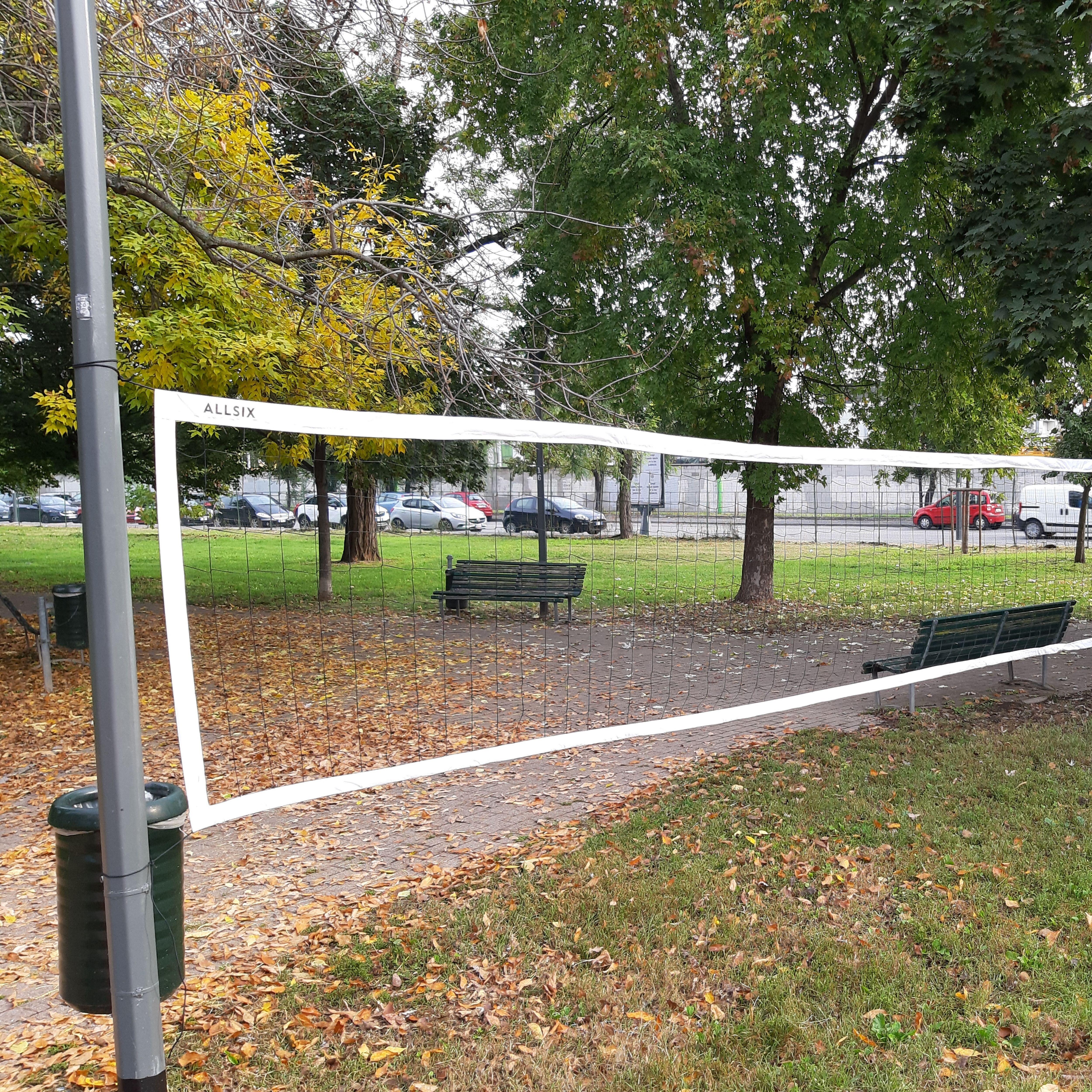 Volleyball net for outdoor use