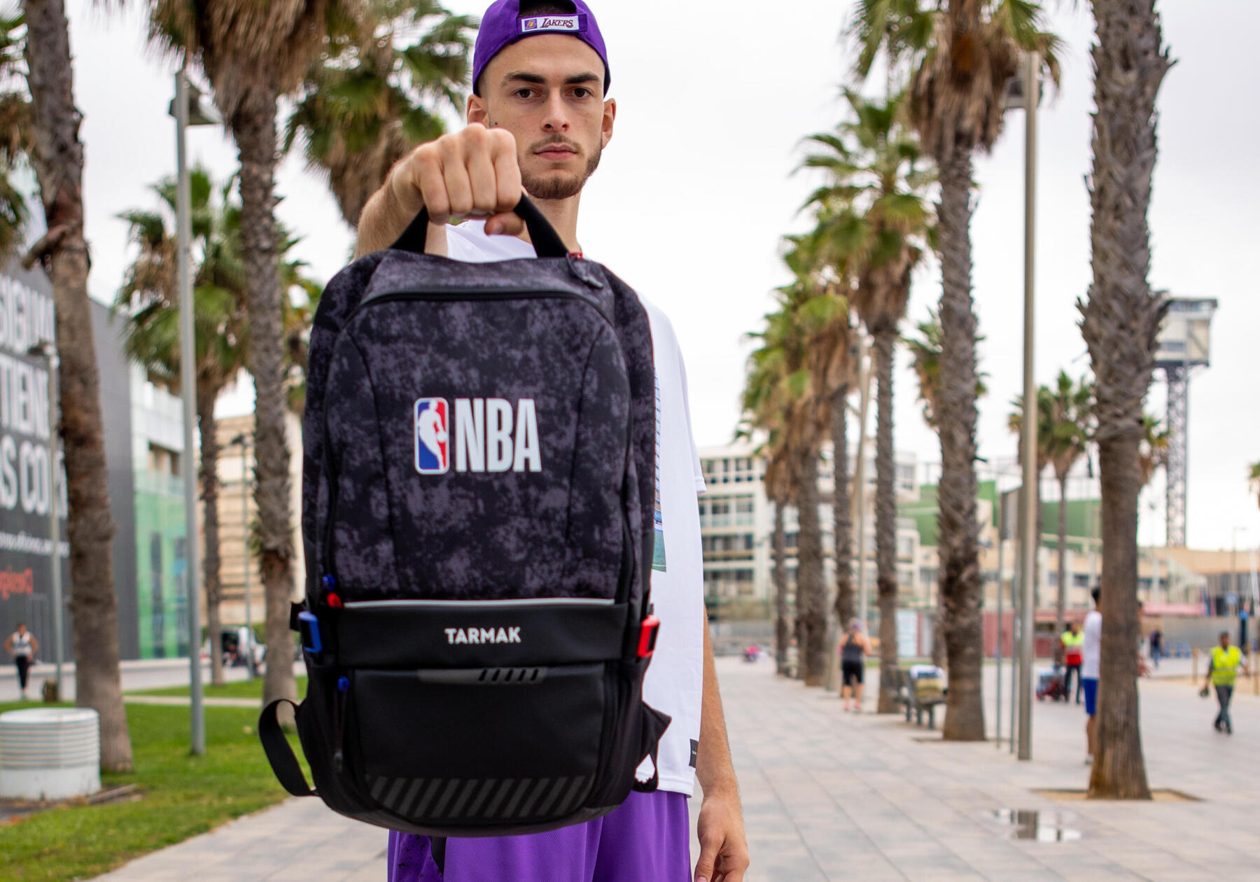 rapaz com mochila NBA da decathlon