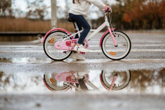 Menina a andar de bicicleta