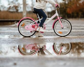 Menina a andar de bicicleta