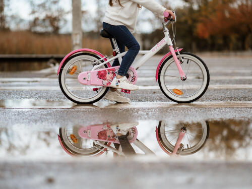 Menina a andar de bicicleta