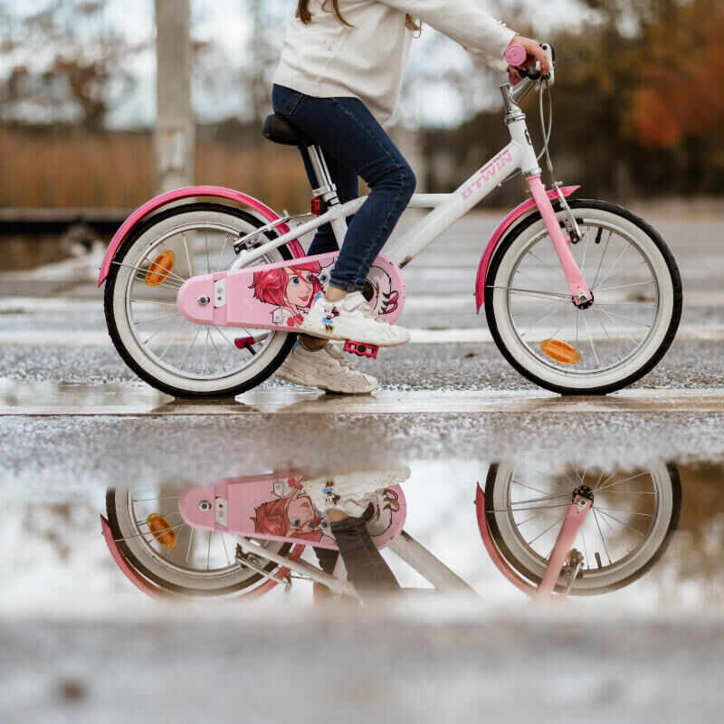Menina a andar de bicicleta