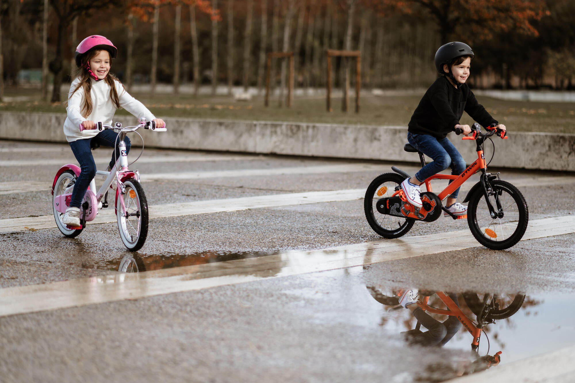 enfants a velo pluie