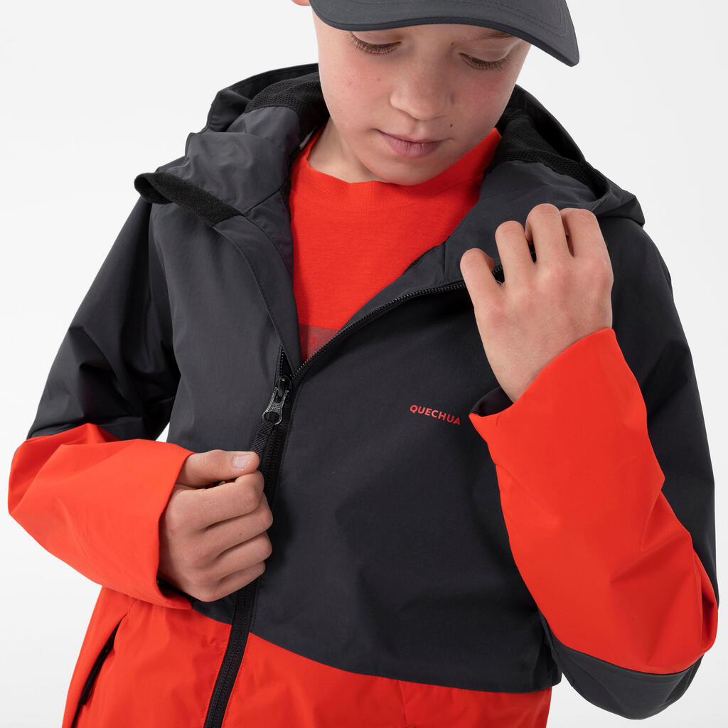 Jakna za planinarenje MH500 vodootporna za dječake 7 - 15 godina sivo-crvena