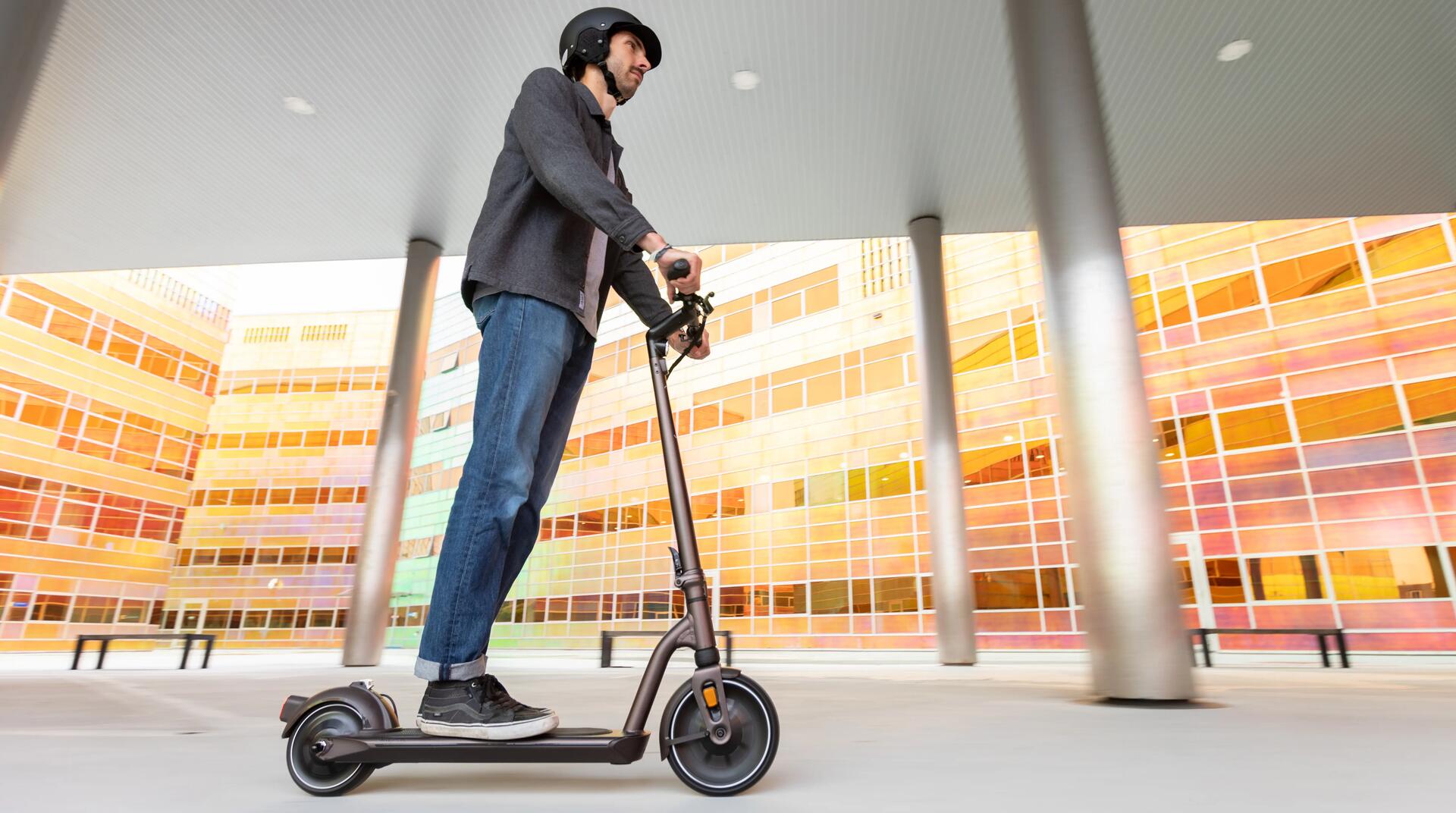 mulher a andar de trotinete na cidade