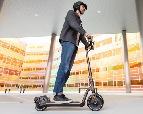 mulher a andar de trotinete na cidade