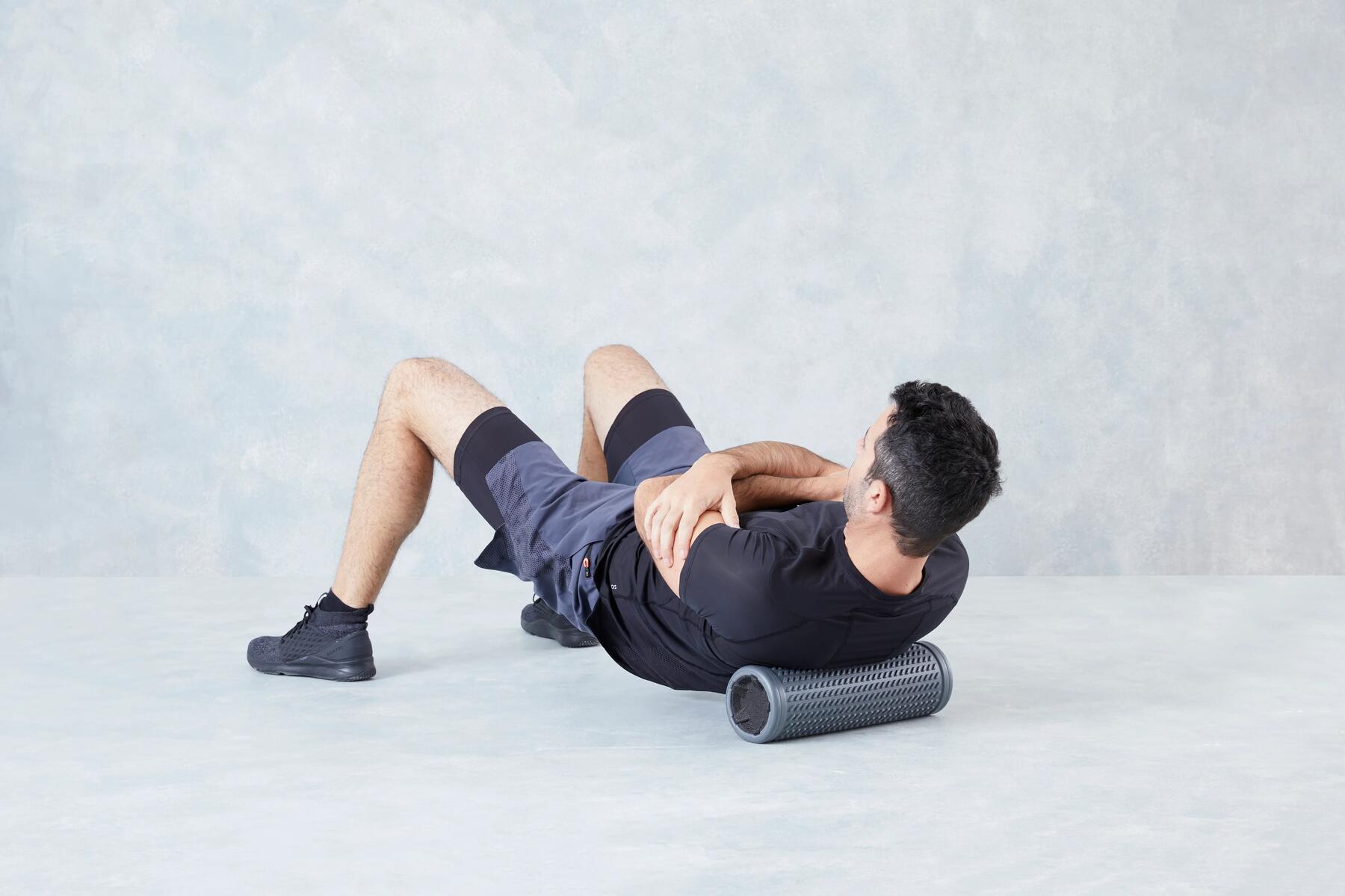 hombre liberando espalda alta con foam roller
