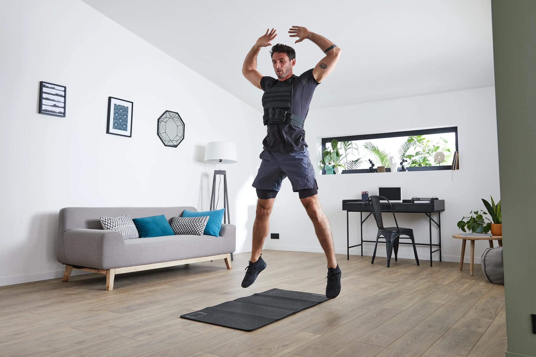hombre haciendo ejercicio de burpees