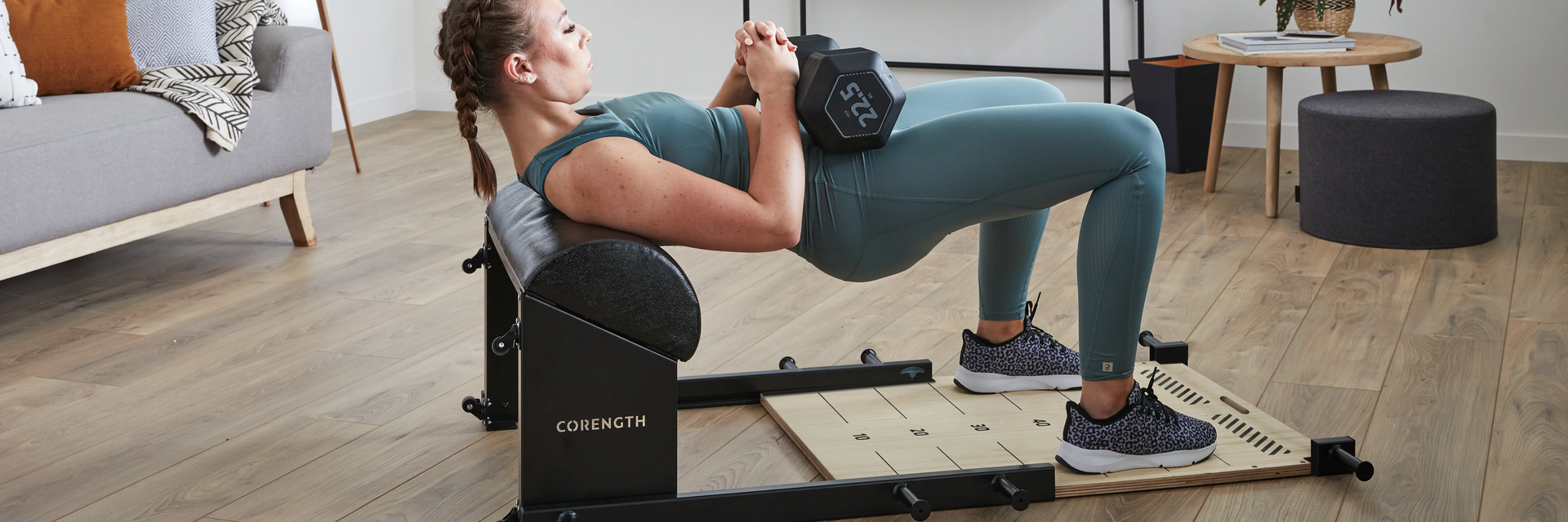 Kobieta ćwicząca hip thrust z obciążeniem