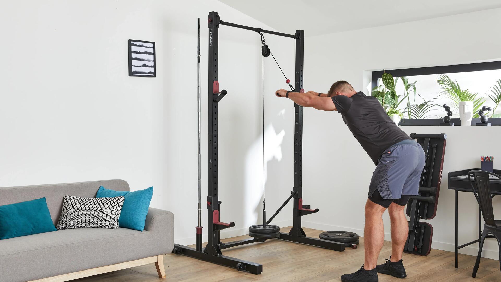 hombre haciendo polea hacia atrás estilo face pull